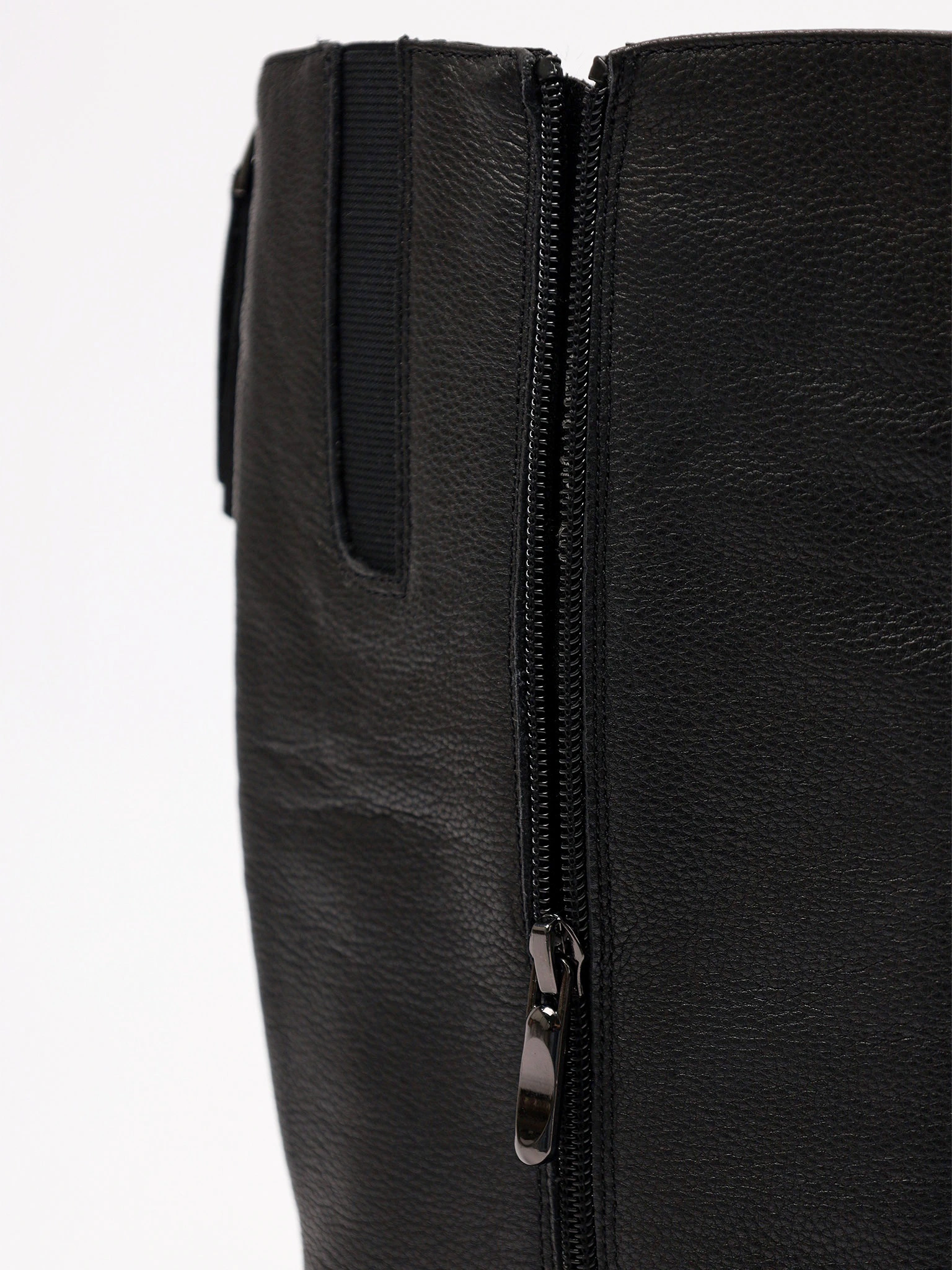 Сапоги черного цвета на рельефной подошве